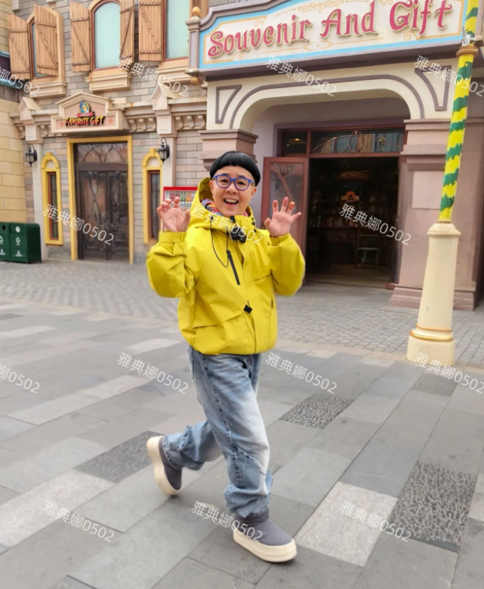 郑州银基动物王国偶遇金龟子刘纯燕!
她梳着招牌西瓜盖发型，本人个子好矮穿了厚底增