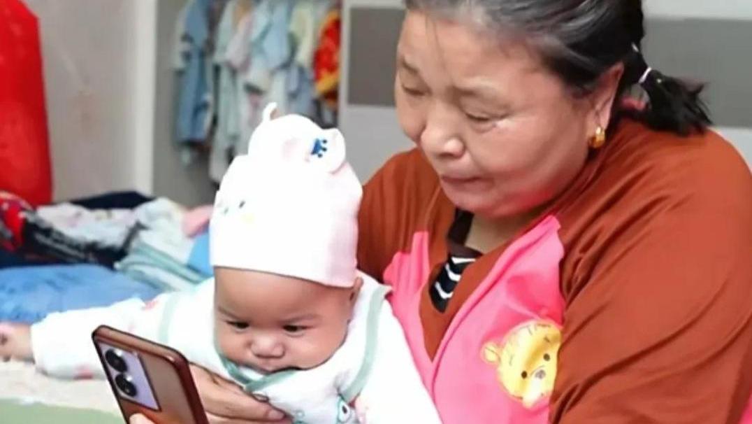 拉乌婆婆分享新视频，4个月的凯凯白白嫩嫩认人啦