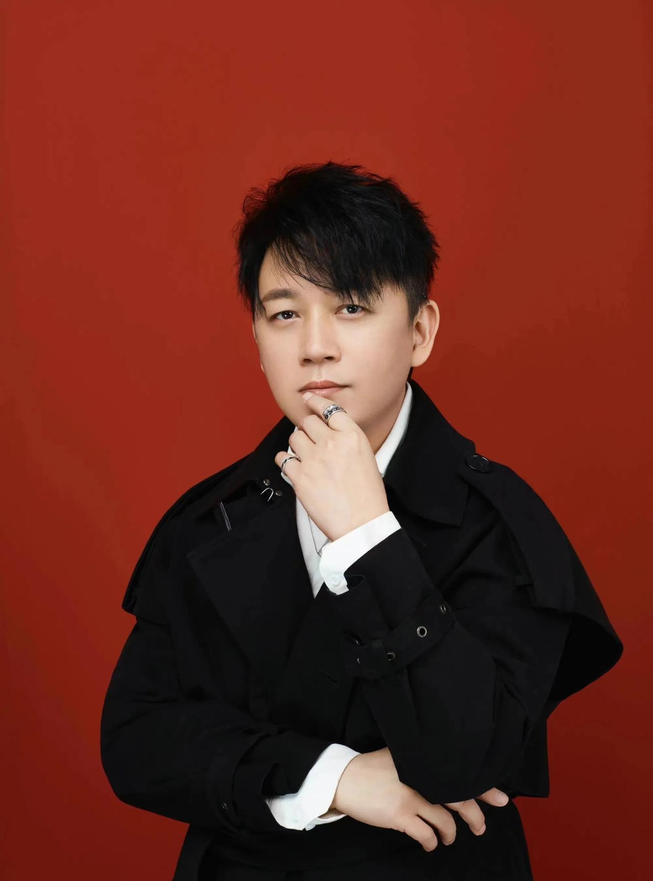 一次，鲁豫问潘粤明:“你还相信爱情吗？”潘粤明不假思索:“相信，为什么不相信，就