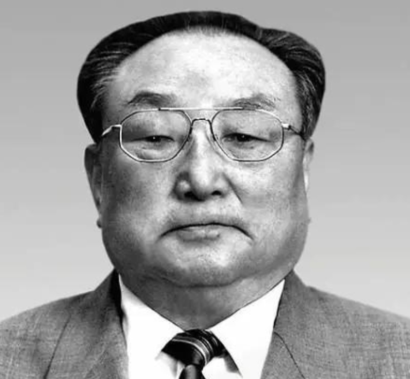 1974年7月朝鲜劳动党突然发布人事调整，金日成的亲弟弟金英柱从政治局常委名单中