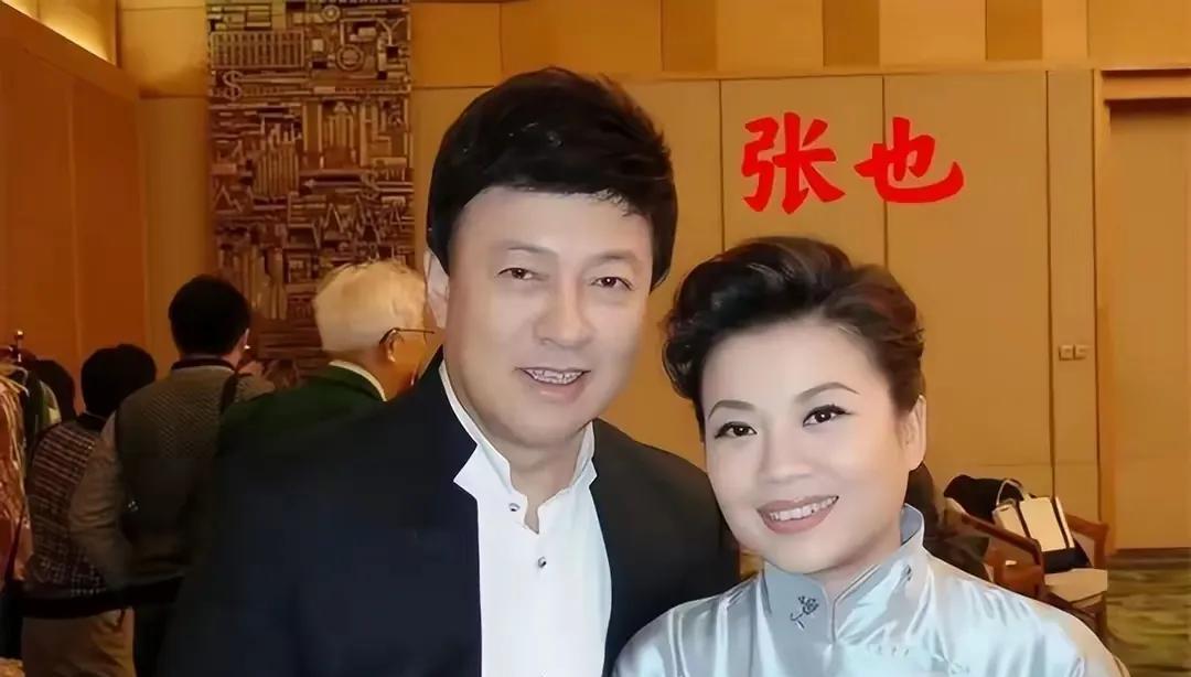 有一种友情，叫做吕继宏和张也。
他们俩相识已经20多年了。
20多年，一直保持友