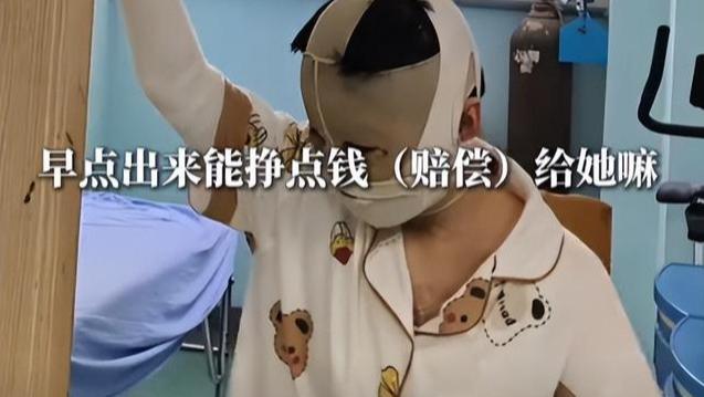 女子被前男友泼汽油烧伤后续：挺过了左手截肢，却挺不过网友网暴