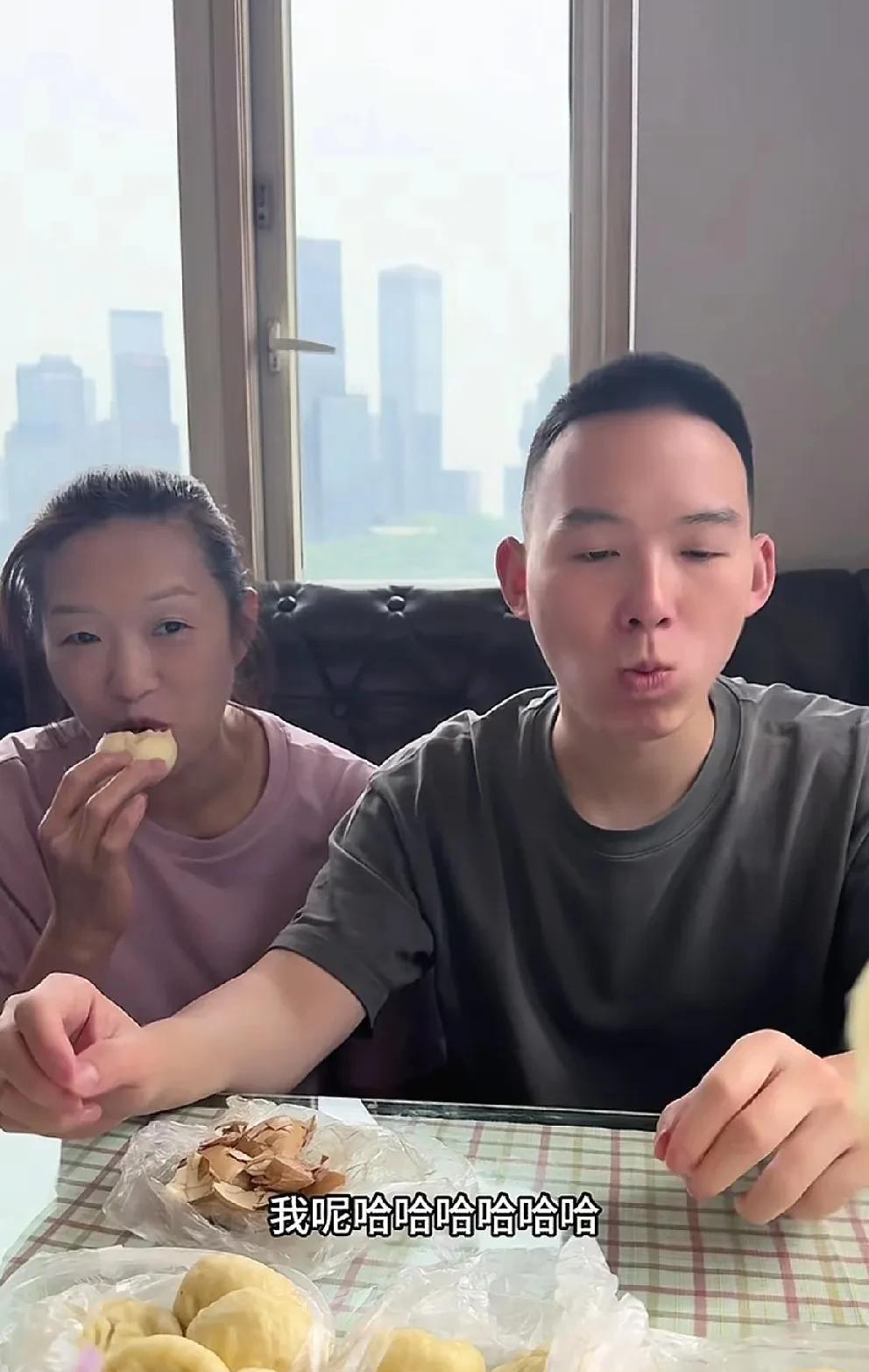 谢浩男吃起包子来，一口一个可真是一点不装假呀！哎哎，镜头对着你呢！[呲牙]
咱就