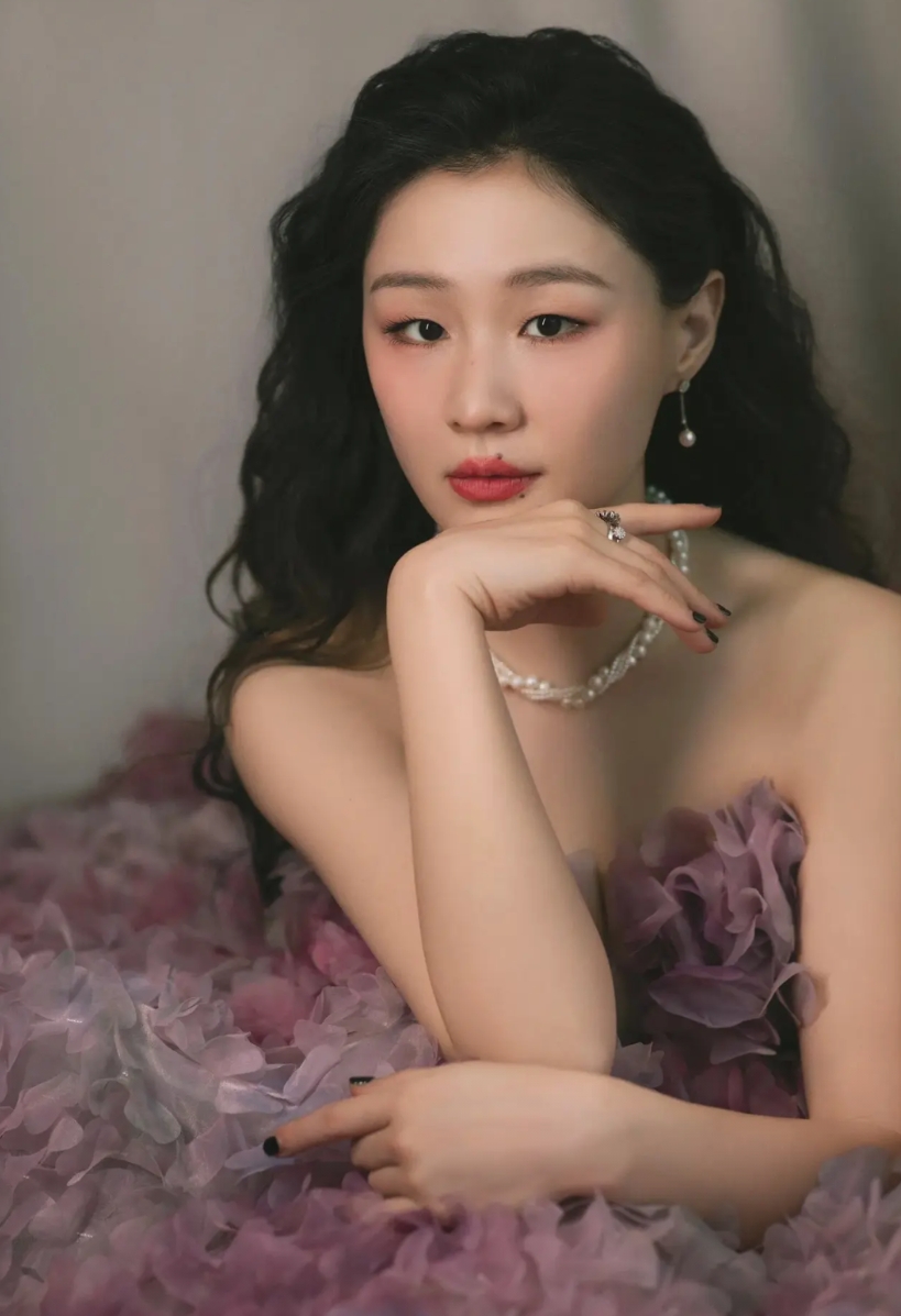 看到胡杏儿老公夜店抱美女，我更佩服金婧的清醒了。

她不结婚直接生小孩，孩子取名