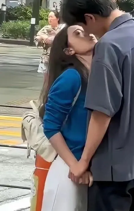 赵今麦吻戏路透惊艳众人！围观群众环绕，她却凭超强信念感沉浸角色，演员职业素养展露