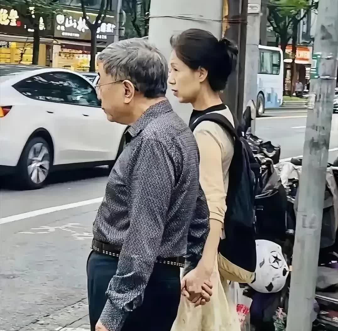 图为著名学者余秋雨与妻子马兰的近照，虽然余秋雨已经78岁高龄的老人，但是看上去精