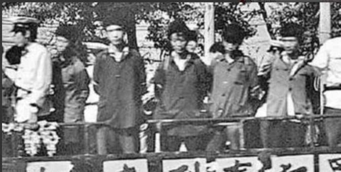 1983年，北京一名18岁少年，因抢了路人1顶帽子被判流氓罪，并处以死缓。他积极