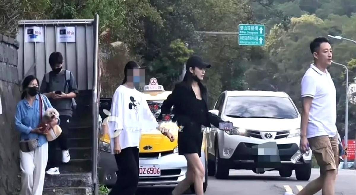 碧山岩台阶上的画面太有爱了！
台媒蹲守到汪小菲带着新婚妻子Mandy和11岁的小