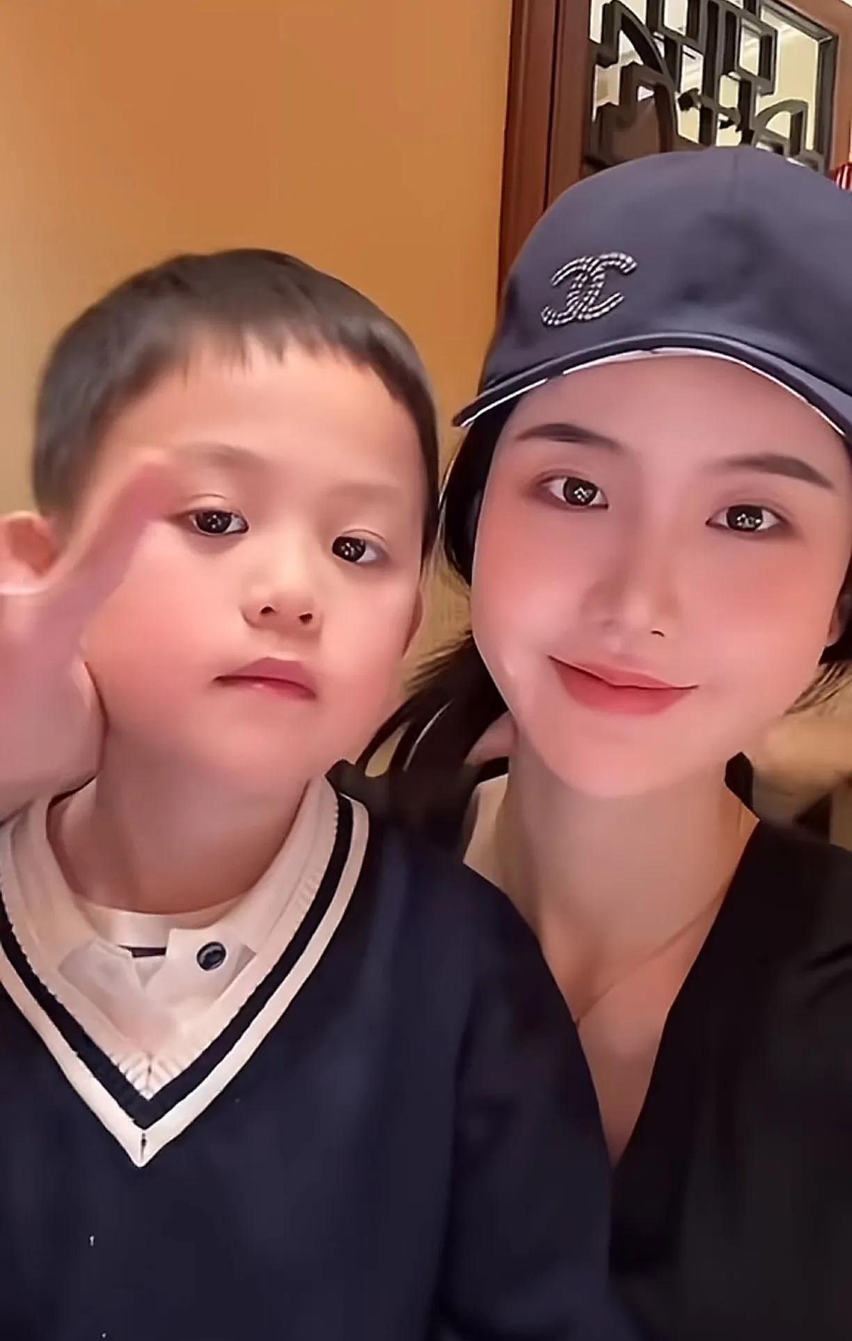 楚玲和儿子六宝的同框合照！母女两个颜值都很高，从六宝的脸蛋来看，他是长得比较像爸