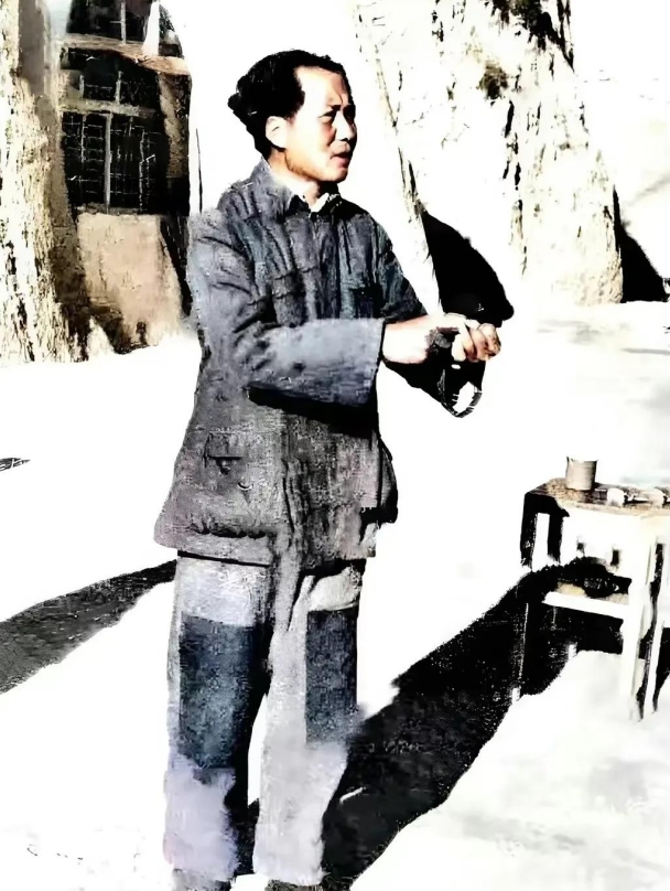 1942年，主席在窑洞前给抗大学员讲课。衣衫褴褛，伟人风采依旧！
1942年的延