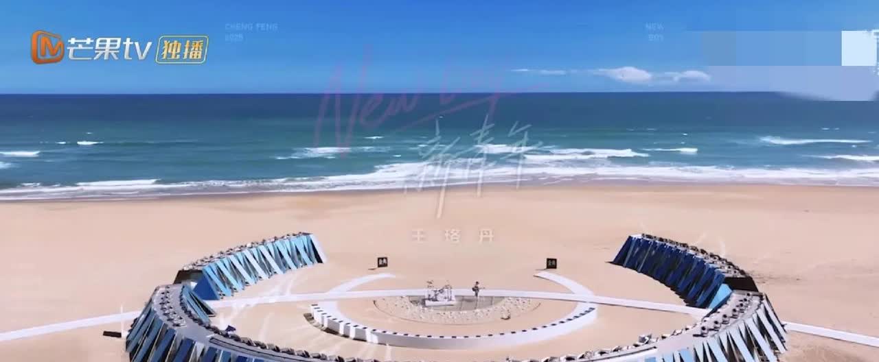 为什么我们看到的浪姐天是蓝的，海是蓝的，沙滩是白的，姐姐们是美美的！
可是网友