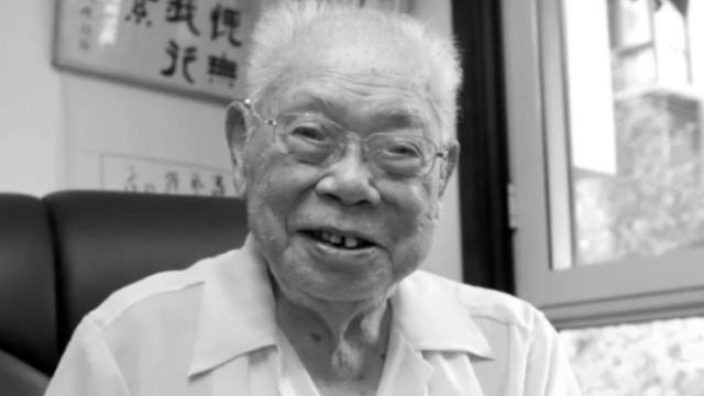 一地下党去茶馆接头，暗叫“不好，被盯上”，凭衣服想出妙计逃走