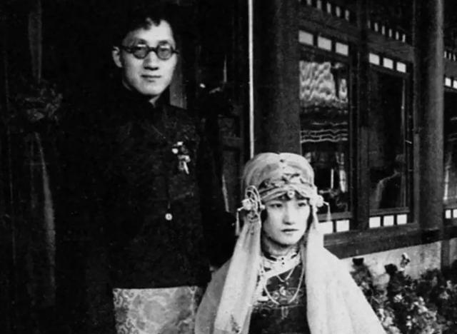1931年的一天，徐志摩风尘仆仆返回家中，却见陆小曼斜倚在榻上吞云吐雾，面露颓废