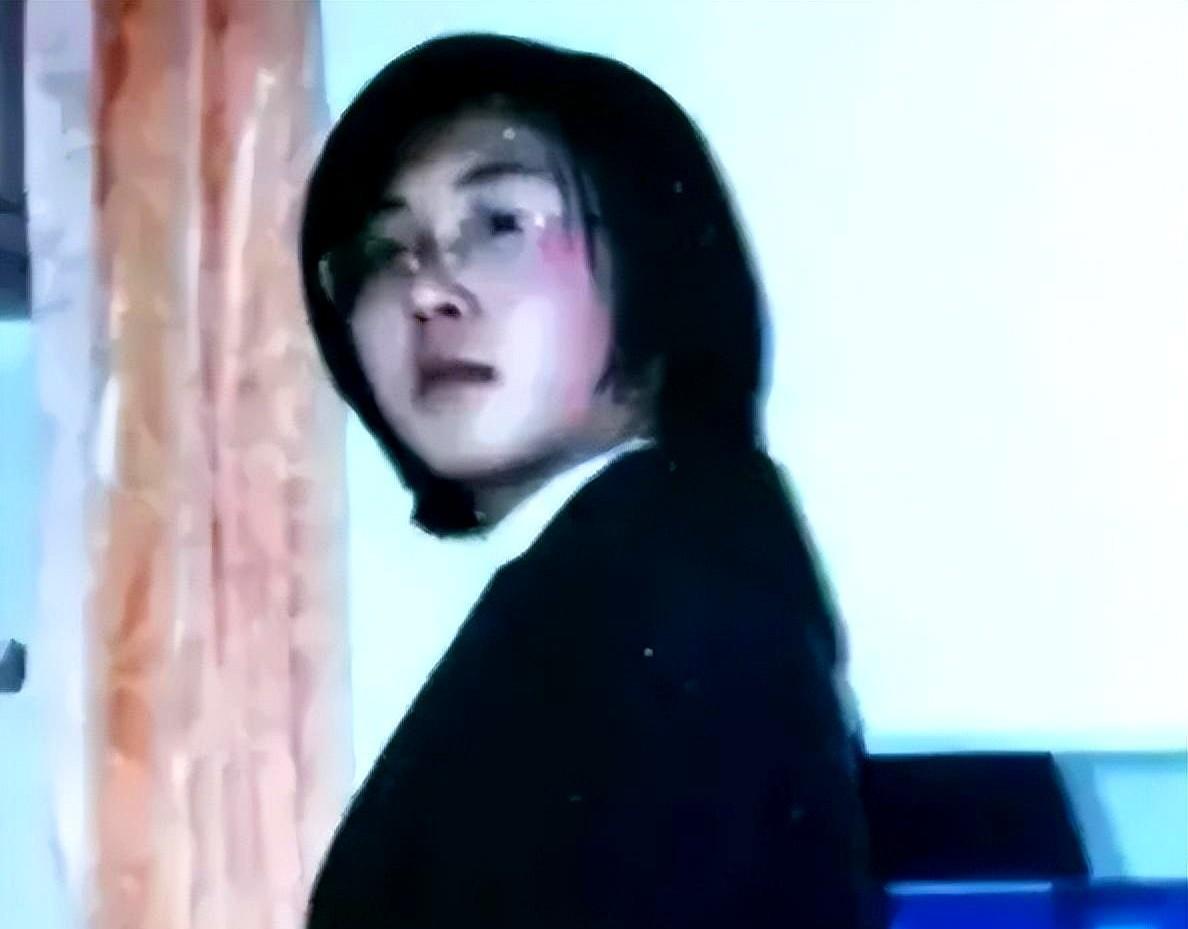2000年，辽宁一对夫妻咬牙借了8万块，送女儿曹茜去德国留学。没想到，几年后女儿