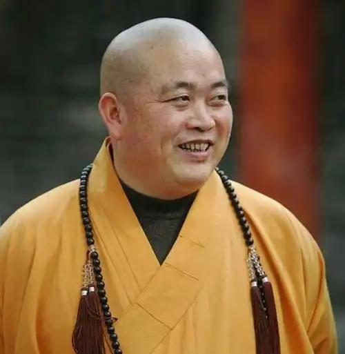 这下释永信又火出圈了！
全国人民都盯着呢，他天天挂在身上的8串佛珠，居然都不是真