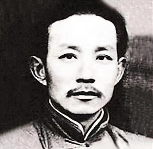 1948年，江湾刑场，面对不屈的汤景延，敌人一枪打在他颈项处，汤景延没有倒下。敌