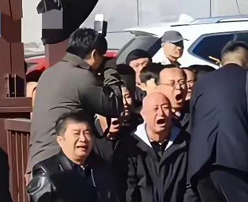 自己的父亲去世了，也不见得这样嚎啕大哭。
但是自己的干爹和师父去世了就需要这样