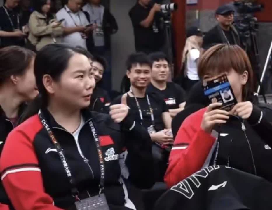 北京大满贯上王楚钦这手气啊，第一轮何卓佳抽签就抽到了王曼昱，何卓佳忍不住给王楚钦
