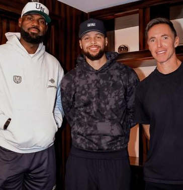 库里将参加詹姆斯主持的播客节目《球场大脑》。《球场大脑》官方社媒宣布，本周做客节