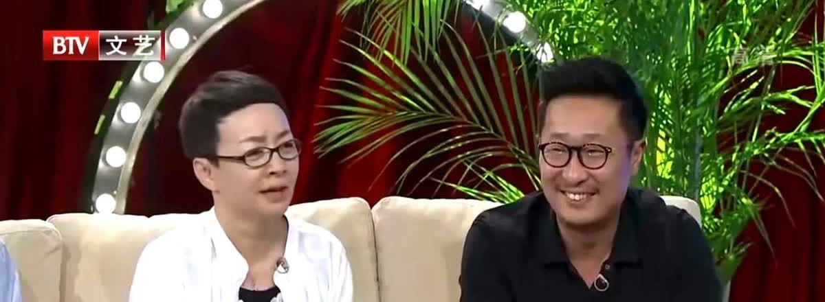 演员宋丹丹说：“当年，林永健在剧组拍戏，他老婆周冬齐挺着大肚子，天天让我陪她看房