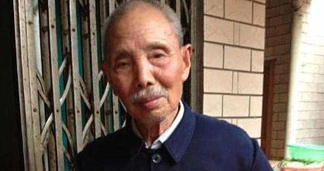 2003年，贵州，1男子掉进河里，被68岁老汉搭救。为报恩，男子将老人接到家中。