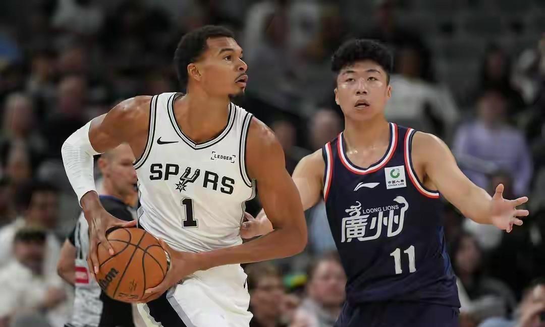文班亚马遇到CBA强度直接打懵了！首节5失误3犯规
广州队NBA季前赛首战对阵马