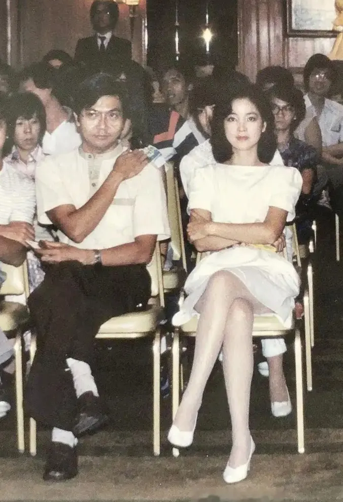 在1981年4月的香港，有一张照片定格了令人难忘的瞬间。画面中，邓丽君端坐在C位