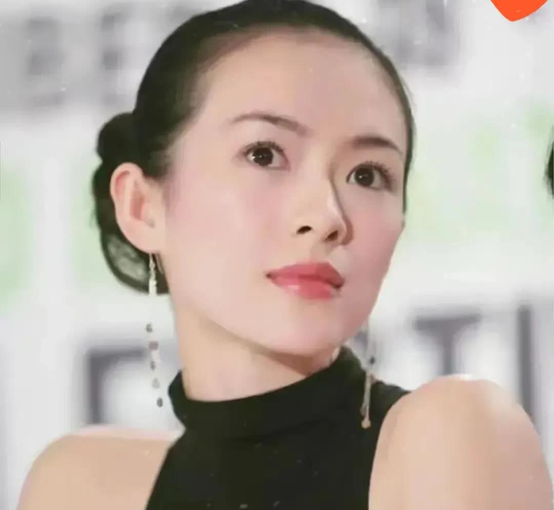 章子怡估计一夜都没睡着！
她实在不理解，
章子怡和霍启山当年是多么般配的一对
