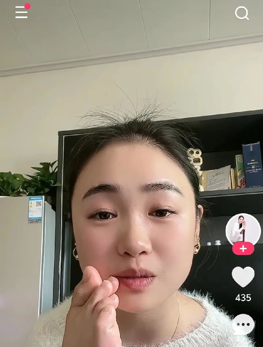 粉丝说待亏杨佩没有手，不然能飞。都说你咋这么能呢？咋不上天啊！看了杨佩黑粉越来越