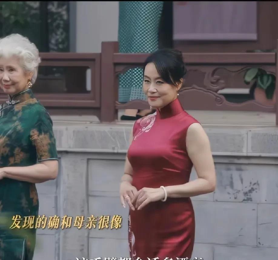 邬君梅终于出场了！她饰演的乐水珊跟沈卓然的亡妻静敏好像啊。
老沈排练遇到了女化妆