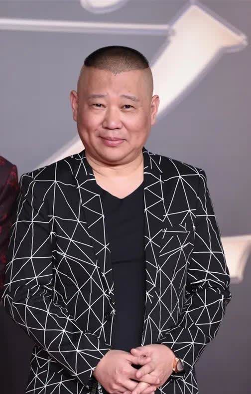 一次，主持人问郭德纲:“如果有一天郭麒麟结婚了，你会跟他们住在一起吗？”郭德纲斩