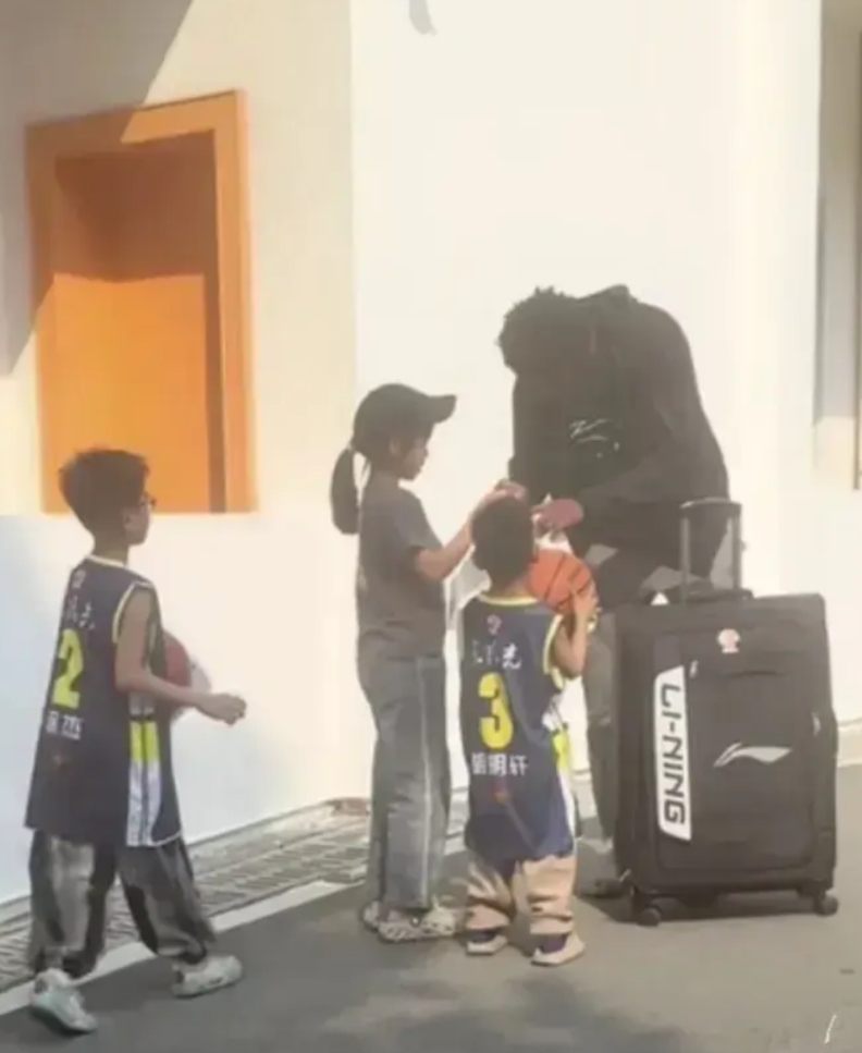 库克什么情况？不会收拾行李走人了吧？

有密探小记者发现，昨天下午三点，库克收拾
