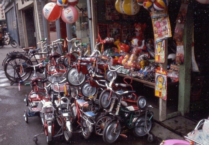 1971年韩国大邱地儿童玩具店，不少的儿童车。