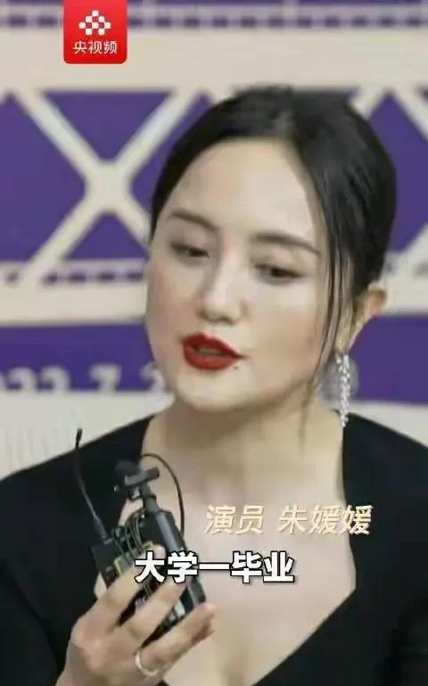 朱媛媛多次婉拒同学聚会，说要在家休息好才有精神拍戏，她其实也想去只是她的身体条件