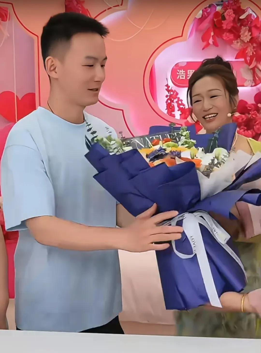 人靠衣装、佛靠金装，
谢浩男妈妈在团队的包装下，
瞬间实现了从绝望主妇到精英丽人