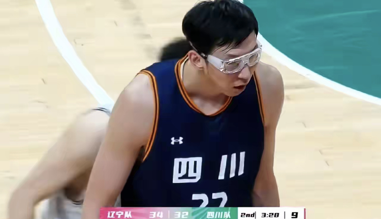 42比35，半场结束，辽宁队领先四川队,没错，是辽宁队领先。周琦2技犯被罚出场，