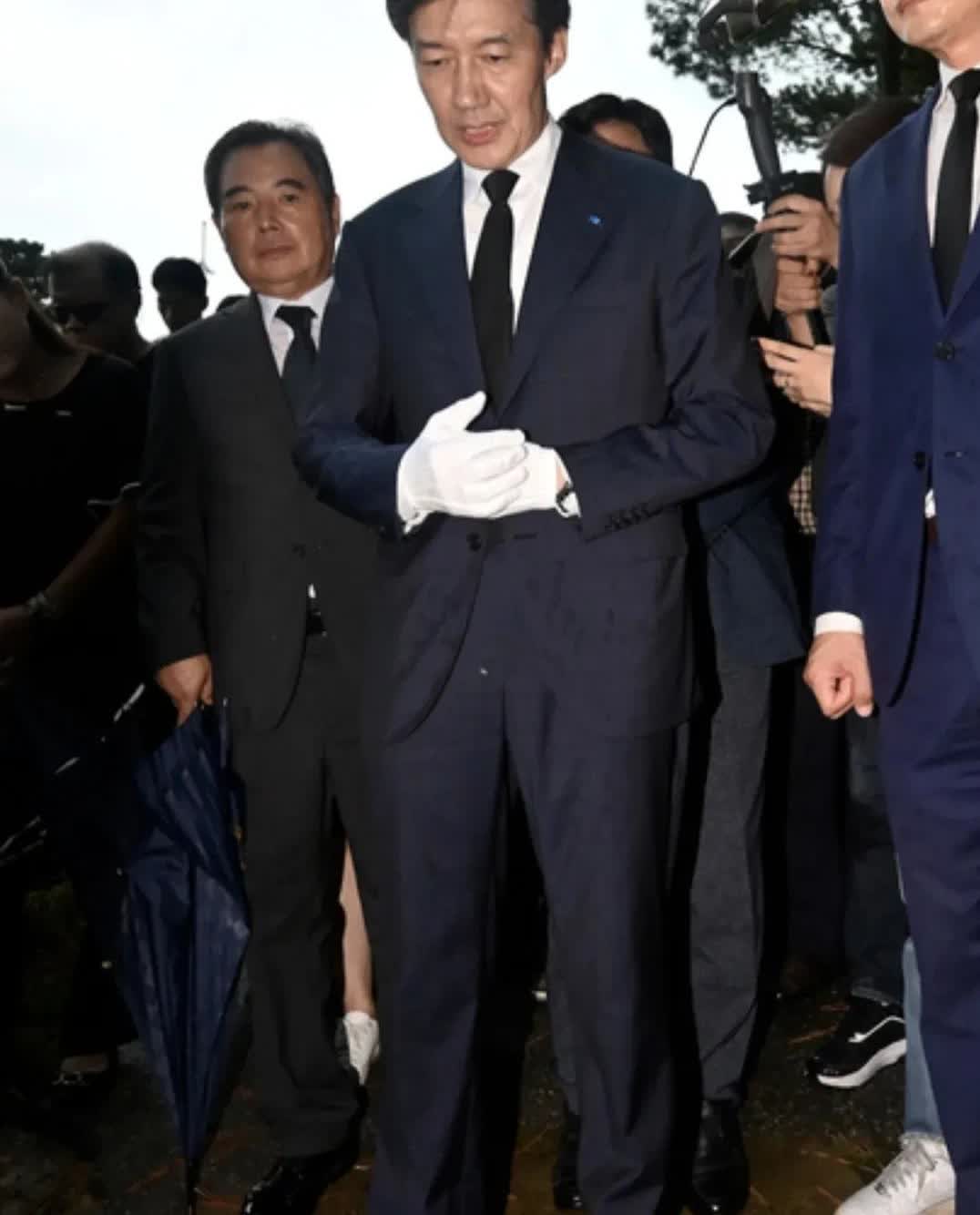 曹国脚踏全斗焕纪念碑，称坚信尹锡悦命运将如此
 
26日，韩国祖国革新党创新