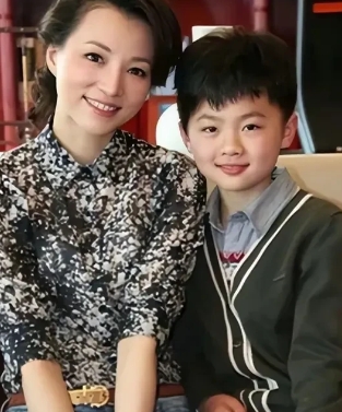 央视主持各有千秋，她以亲和端庄赢人心

在央视众多主持人中，她或许不是长相最出众