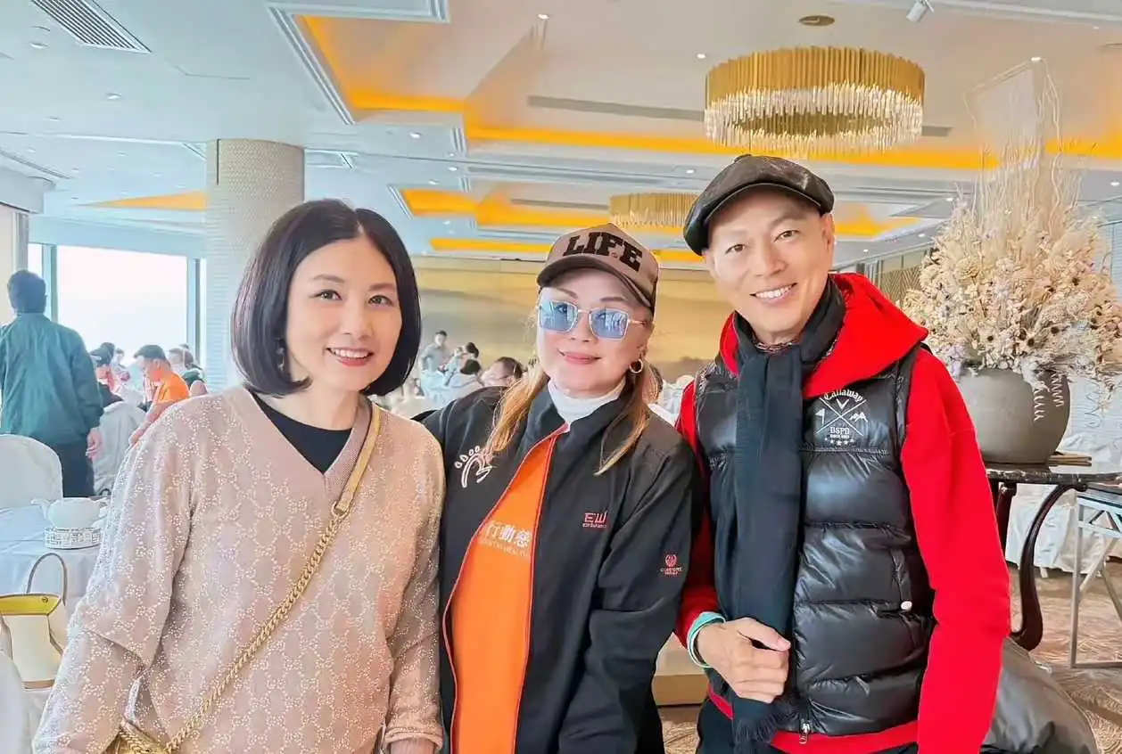 汪明荃这个短发发型还挺显年轻的，就是稍微有点像假发。