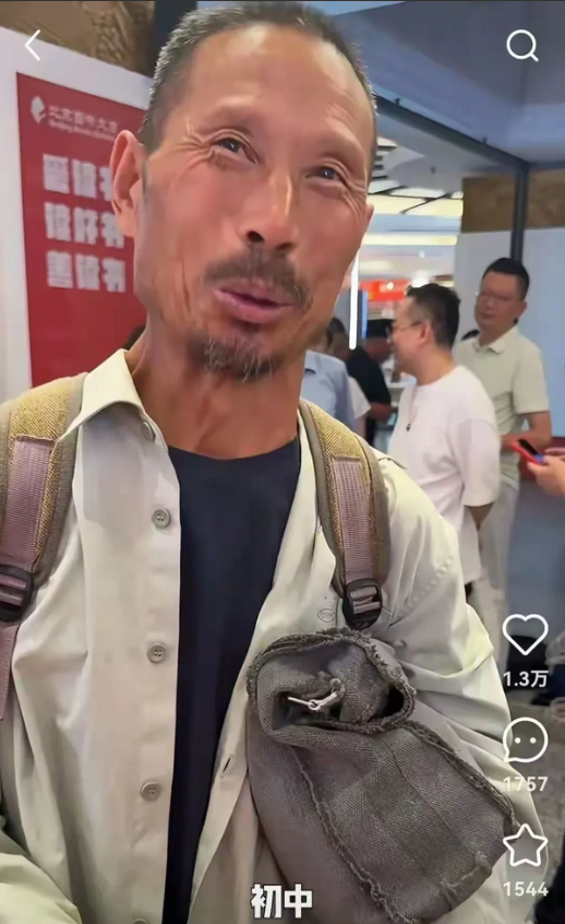 这个出现在作家陈行甲新书发布会上的农民工老哥叫刘诗利，河南省濮阳市濮阳县文留镇银