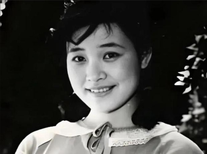 1971年，女知青宋梅为报村民救命之恩，就嫁给了他。在新婚之夜，她被眼前的景象惊