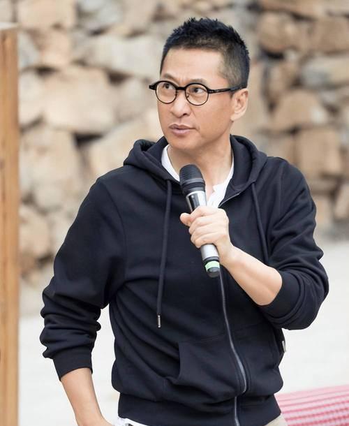 55岁的周杰情绪崩溃引发思考，钱虽能带来物质享受，却难填补内心孤独。不婚不育的选