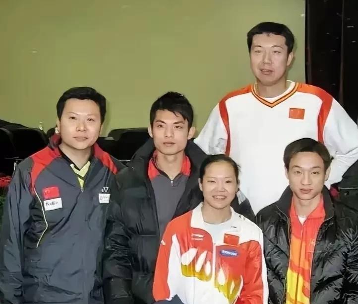 明星跨界合影留念照，前排左一是体操奥运会冠军程菲，右一是体操奥运会全能冠军杨威；