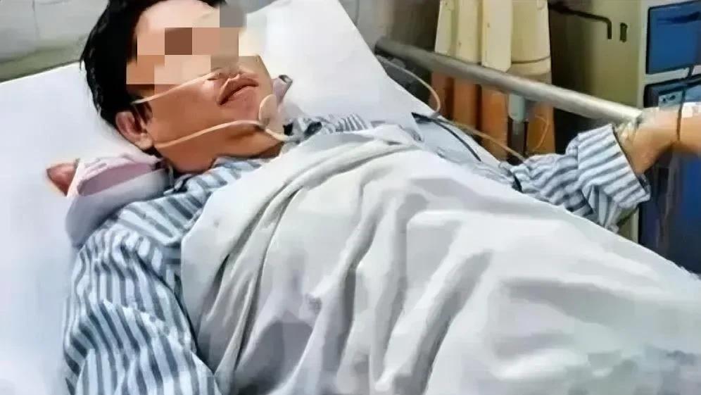 北京，一七旬大爷夜间休息时，旁边住户播放音乐唱歌扰民，大爷上前阻止，可对方不仅出