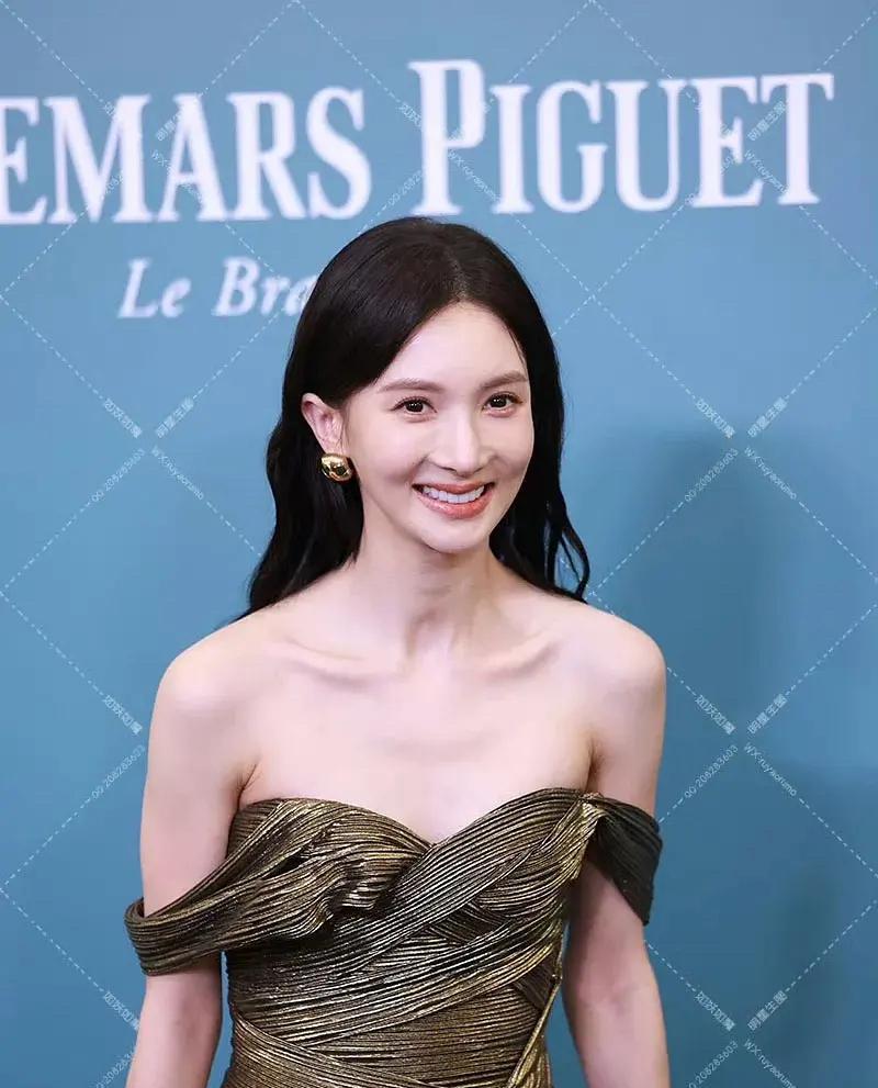 金晨怎么又变样了？明明上次短发造型的时候，颜值回春了。结果接上长发，感觉又认不出