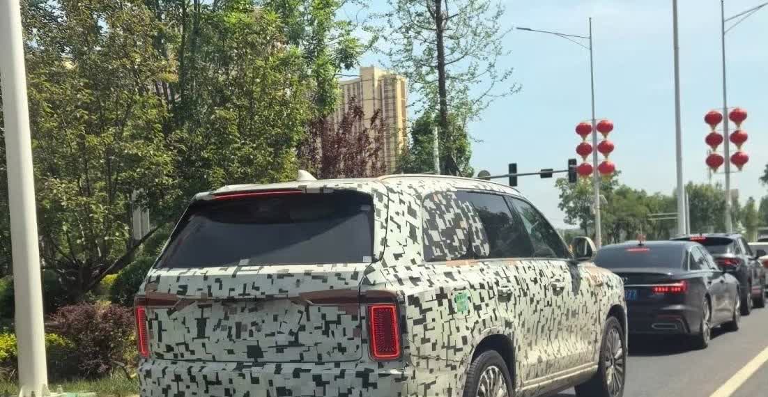 长城汽车又有新车路试了，也不知道这是什么定位的车，难不成是蓝山的进阶版？
最近