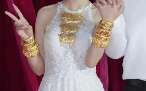 “娶了好媳妇！”广州，一对新婚夫妻结婚，由于金子太贵了，而丈夫经济条件不好，女子