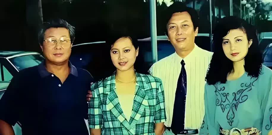 唐国强携家人与王心刚在一起，亲切交谈，笑容满面，举止温柔，合影留念，永恒的回忆！