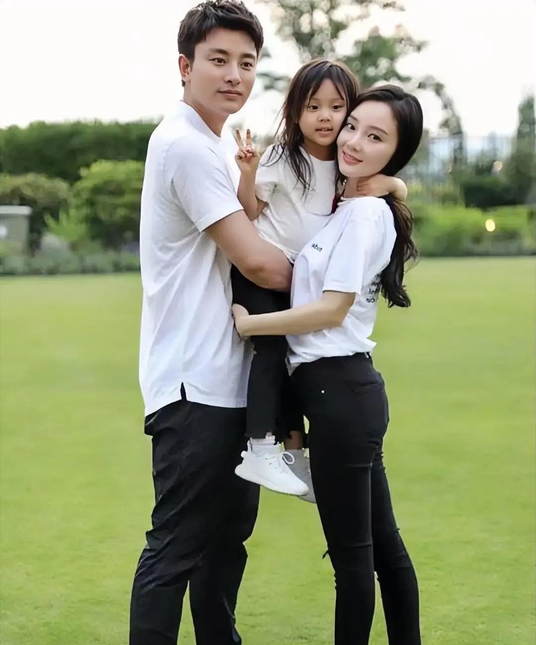 我敢说，
李小璐多半不会和贾乃亮复婚！
虽然他俩现在经常一起陪甜馨玩，但是很明显