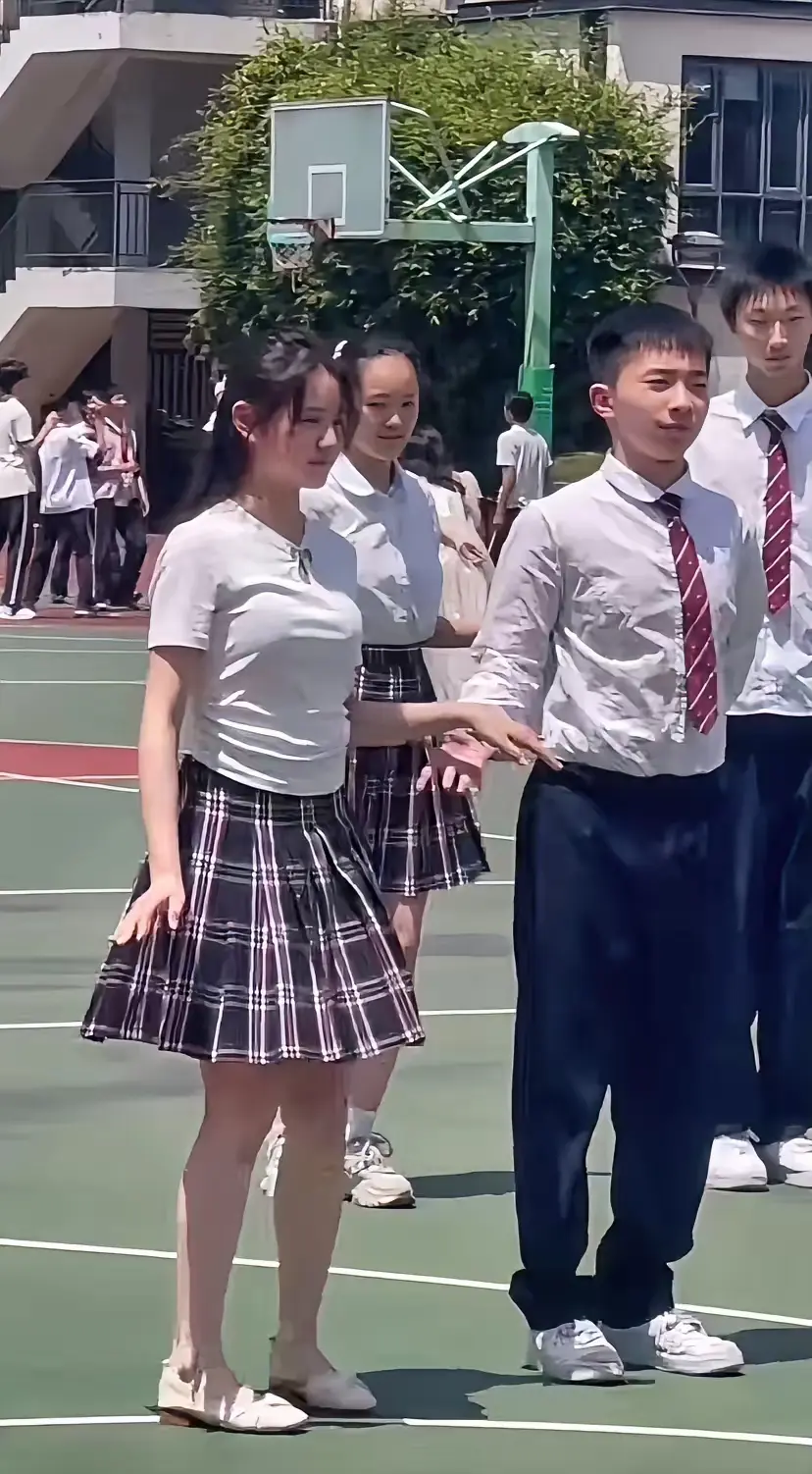 男生还是青瓜蛋子呢，女生已经有点味道了。